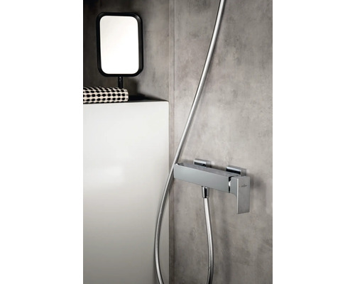 Imagine a unei băi cu o armătură de duș, o oglindă și un spațiu de depozitare