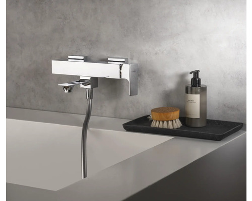 Baterie cadă cromată cu duș de mână pe marginea căzii