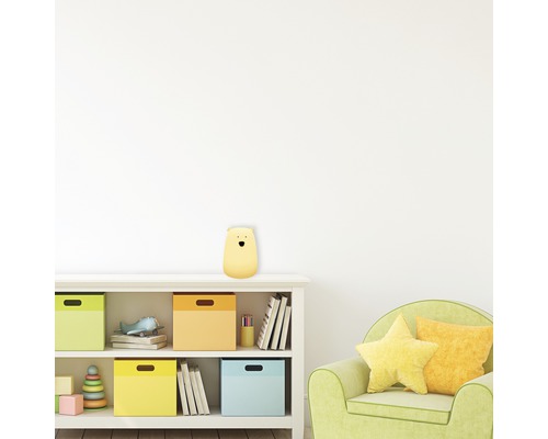 Cameră de copii cu raft, cutii de depozitare, fotoliu și lampă ursuleț