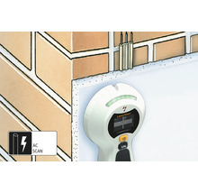 Detector Laserliner pentru localizarea cablurilor de curent alternativ într-un perete de cărămidă.