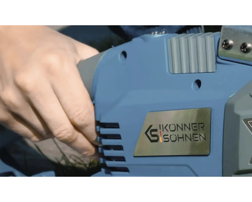 Prim-plan cu un ferăstrău electric cu acumulator cu logo-ul Könner & Söhnen