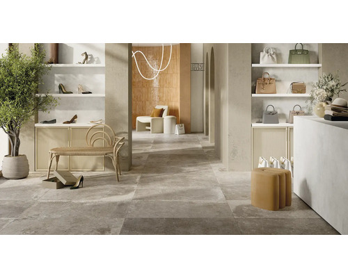 Interiorul unui magazin de îmbrăcăminte cu rafturi, scaune și plăci gri