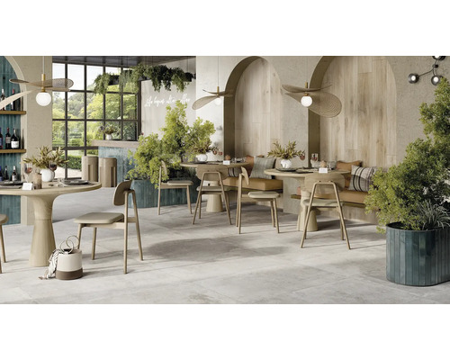 Interior cu mese, scaune și gresie cu aspect de piatră pentru o ambianță modernă