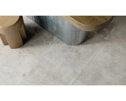 Faianță într-o nuanță deschisă, cu un scaun și o masă