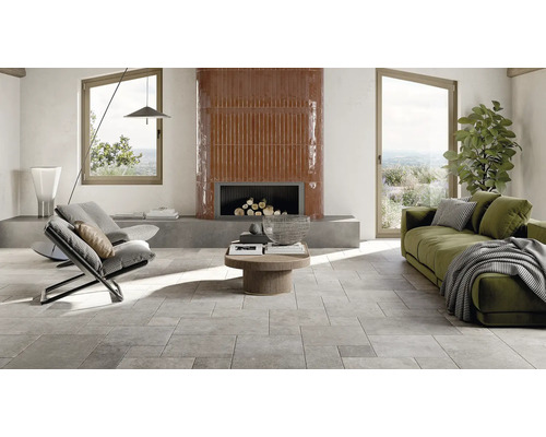 Living luminos cu pardoseală cu gresie, șemineu, canapea și fotoliu