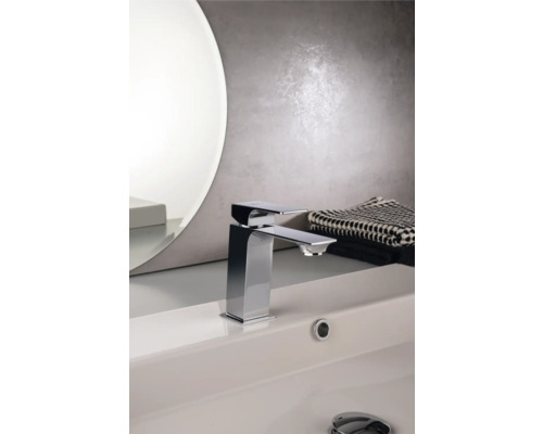 Baterie de lavoar din metal în baie