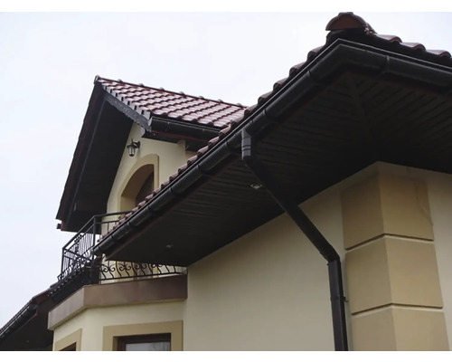 Casă cu țiglă, jgheab și burlan