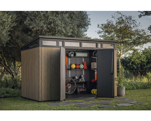 Dulap de grădină cu uși deschise și articole sportive în interior, pe gazon