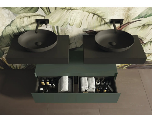 Baie cu chiuvetă dublă, dulap inferior și tapet tropical