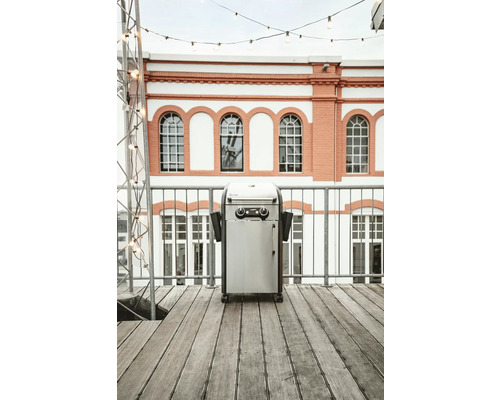 Grătar pe gaz din inox pe o terasă în fața unei clădiri