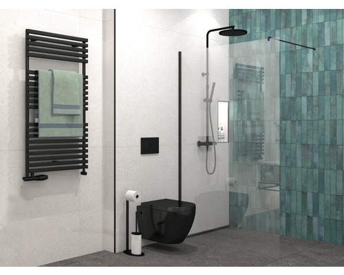 Baie modernă cu radiator pentru prosoape, toaletă și duș cu paravan de duș