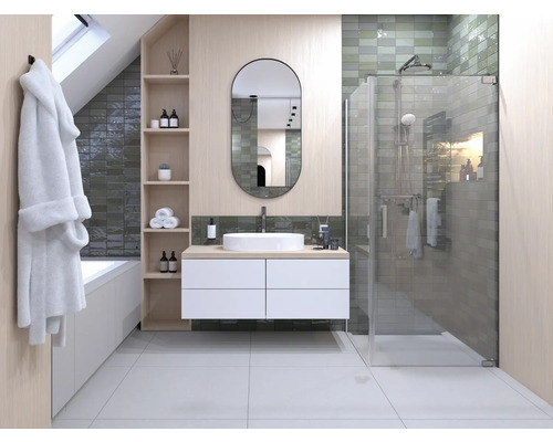 Baie cu duș, chiuvetă, oglindă, cadă și raft