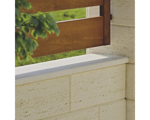 Prim-plan cu un zid din travertin cu gard din lemn