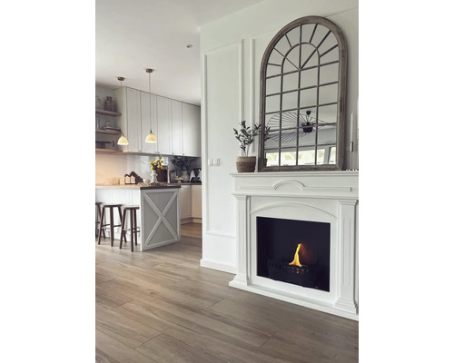 Bucătărie luminoasă cu insulă, scaune de bar și șemineu.