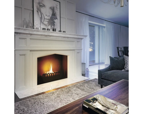 Cameră de zi cu șemineu, canapea, perdele și decorațiuni