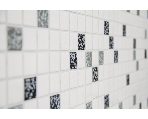 Prim-plan al unui perete cu plăci de mozaic