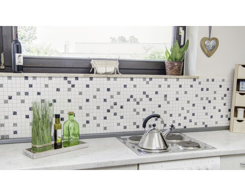 Scenă de bucătărie cu mozaic, ceainic și decorațiuni