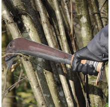 Prim-plan cu un tăietor de tufișuri care taie ramuri.