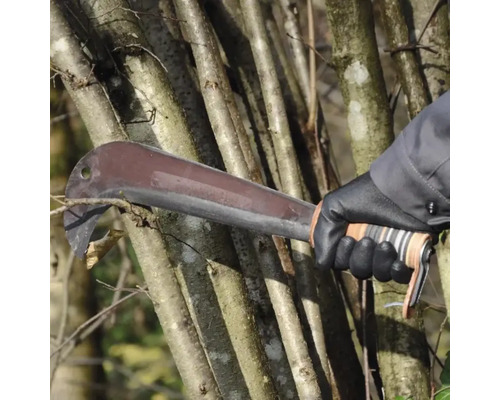 Prim-plan cu un tăietor de tufișuri care taie ramuri.