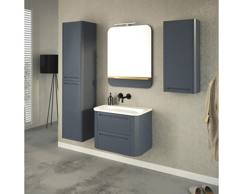 Baie cu dulap de lavoar, dulap cu oglindă și dulap înalt