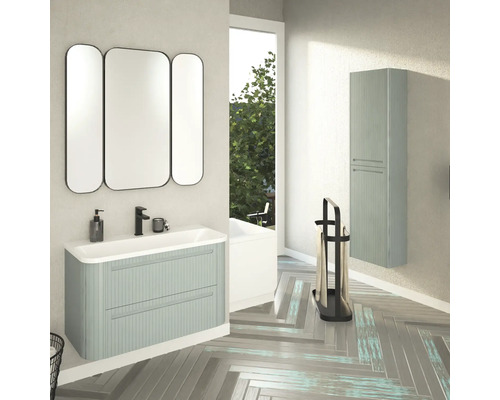 Baie cu chiuvetă, oglindă, dulap înalt și suport pentru prosoape