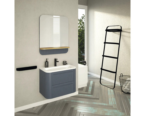 Baie modernă cu lavoar, oglindă, suport pentru prosoape și raft tip scară