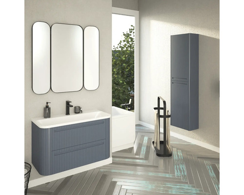 Baie modernă cu lavoar, dulap cu oglindă, dulap înalt și suport pentru prosoape