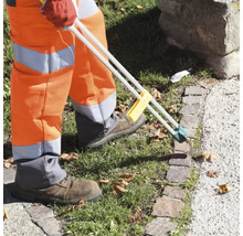 Persoană care adună deșeuri cu clește de prindere