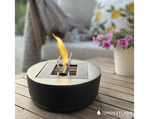 Șemineu decorativ pentru interior și exterior pe o masă de lemn cu flacără