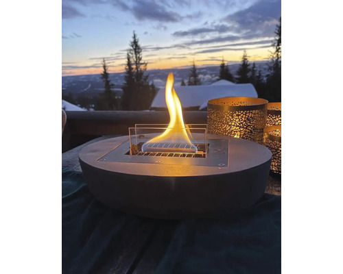 Șemineu decorativ de masă cu flacără și paravan de protecție împotriva vântului pentru exterior la amurg