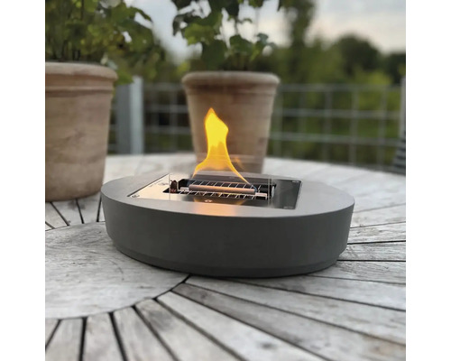 Șemineu rotund de masă pentru exterior pe masă de lemn