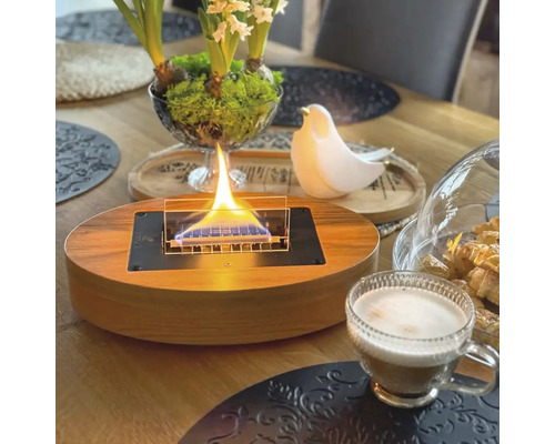 Șemineu decorativ de masă din lemn cu flacără pe o masă