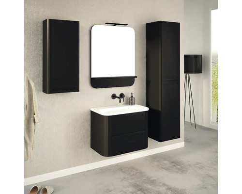 Set de baie cu lavoar, dulap cu oglindă și dulap înalt într-o cameră luminoasă