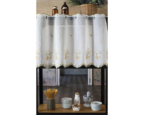 Scenă de bucătărie cu perdea bistro și ustensile de bucătărie pe un raft