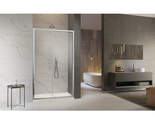 Baie luminoasă cu duș, cadă și lavoar