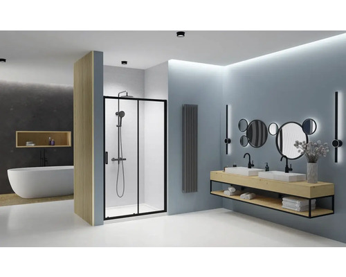 Baie luminoasă cu duș, chiuvete și cadă pentru o ambianță modernă