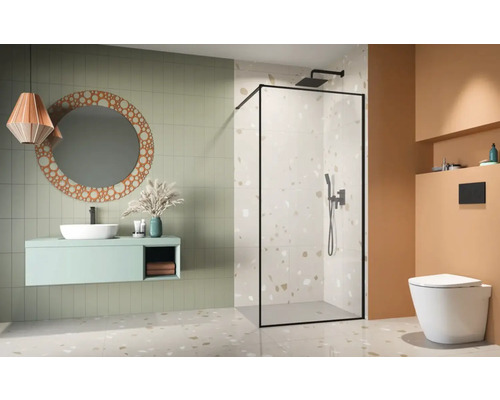 Baie cu duș, toaletă, dulap sub chiuvetă și oglindă