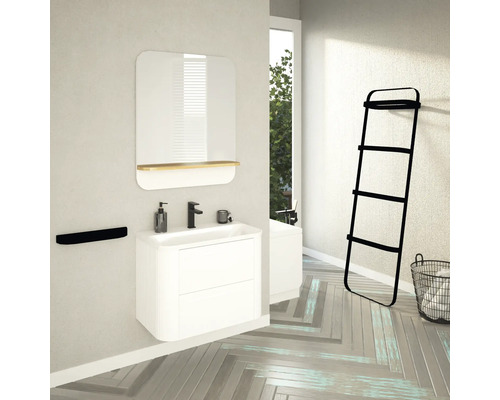 Baie cu lavoar, oglindă, suport pentru prosop, etajeră tip scară și coș de rufe într-un design luminos