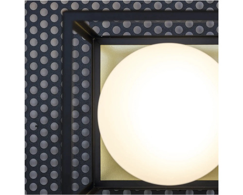 Prim-plan al unei plafoniere cu bec rotund