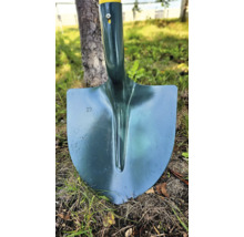 Lamă de sapă din metal în iarbă