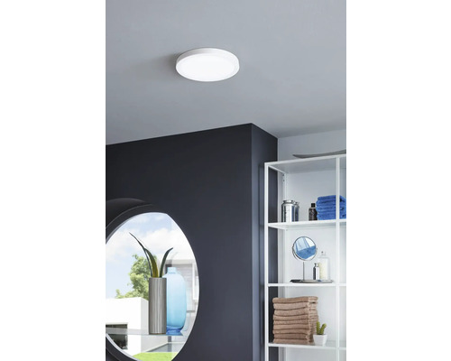 Lumină de plafon în baie, cu rafturi și oglindă