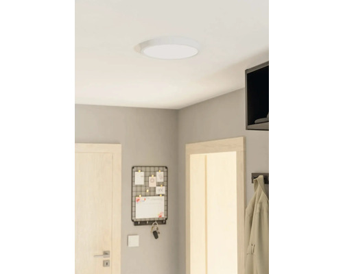 Lumină de plafon într-o cameră cu o ușă, o tablă de memo și un suport pentru haine