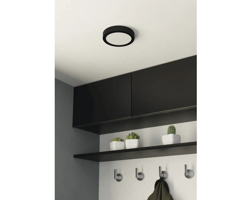 Plafonieră plată într-un coridor cu compartimente de depozitare și cuier