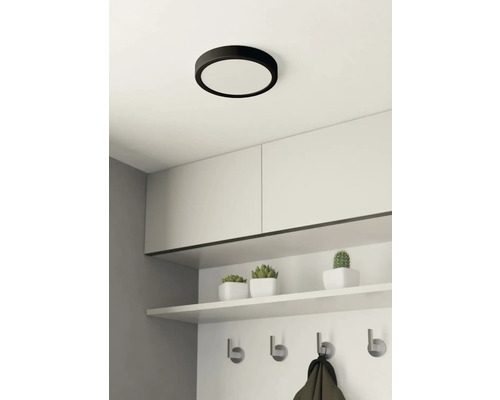 Plafonieră rotundă deasupra unui dulap cu cârlige și spațiu de depozitare