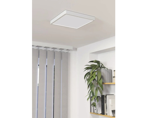 Plafonieră pătrată într-o cameră modernă