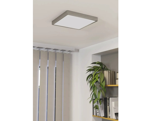 Plafonieră pătrată în camera de zi