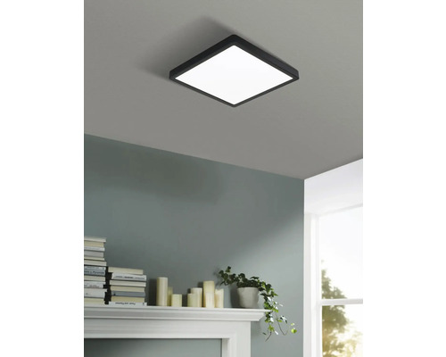 Plafonieră pătrată în camera de zi