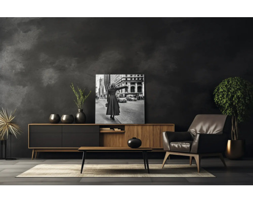 Living cu comodă, fotoliu, măsuță de cafea, plantă de interior și fotografie alb-negru înrămată