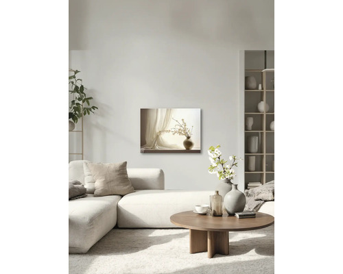 Living cu canapea, măsuță de cafea și decorațiune de perete cu motiv floral