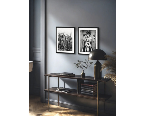 Atmosferă decorativă de locuit cu consolă, lampă și fotografii înrămate alb-negru